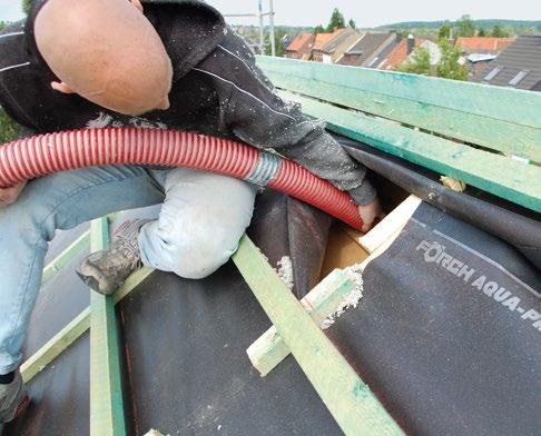 Střecha se rychle zakryje pojistnou difuzní hydroizolační fólií a až následně se postupně zatepluje z vnější strany.