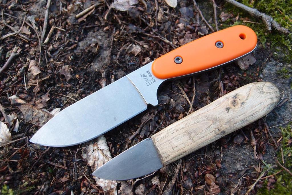 neckknife, jsou většinou používány jako záložní nože k většímu noži za pasem, určené na jemnější práci případně na řezání potravy