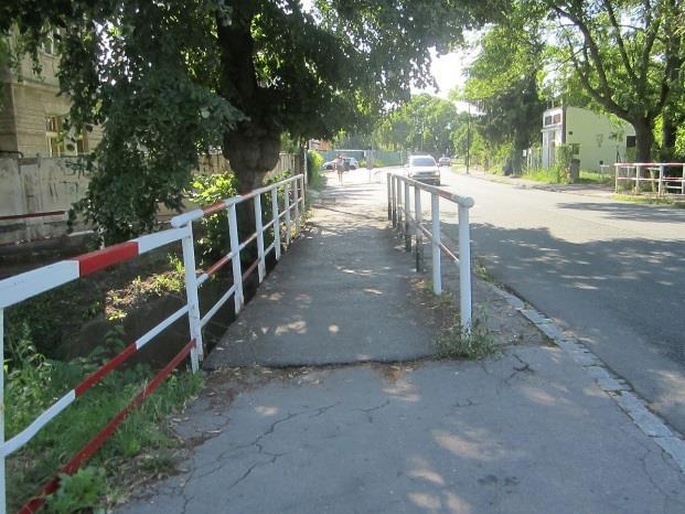 zábradlími je 1,8 m po pravé straně komunikace, 1,4 m po levé straně ve směru trasy. Těsně za pravým mostem je vytvořena svislá překážka 25 mm (viz obrázek 17).
