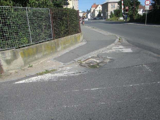 Obrázek 18 Přechod pro chodce P2.5, pohled směrem k ulici Letců R. A. F. [Autor] Obrázek 19 Pohled na obrubník na východní straně přechodu P2.