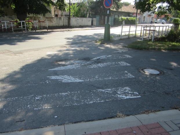 Zvýšená chodníková plocha v místě přejezdu zaniká, od něj je pochozí plocha tvořena pouze okrajem vozovky vymezeným vodorovným dopravním značením.