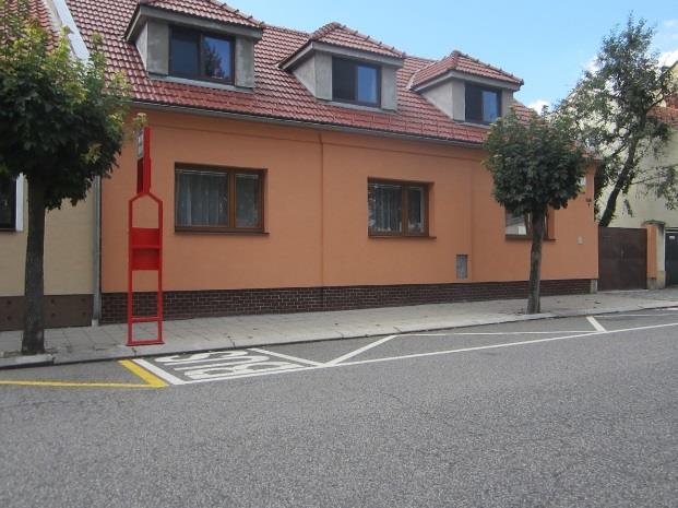 : Povrch zastávky tvoří vychýlené betonové dlaždice a sklony se tak v různých místech liší. Zastávka je ohraničena ze strany k chodníku obrubníkem o výšce 0,12 m.