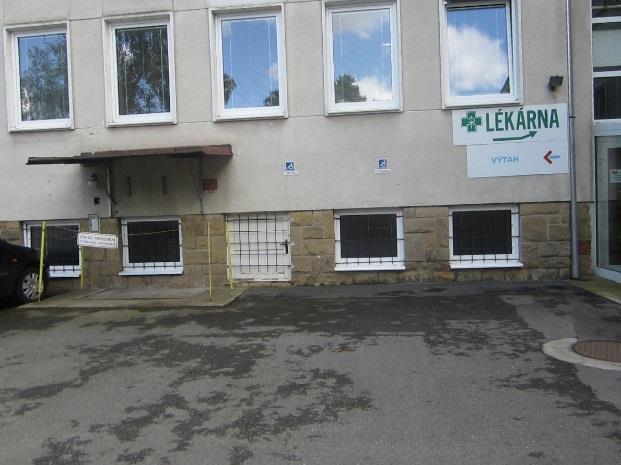 Uvnitř areálu jsou pouze 3 vyhrazená stání pro OOSP (viz obrázek 26), která se nachází mezi vchodem do budovy oddělení A a vchodem do recepce.