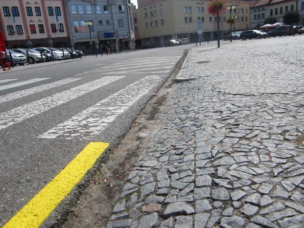 : Chybí úpravy pro osoby s omezenou schopností orientace. Ze zastávky Z3.1 (viz obrázek 35), která je umístěna na náměstí, vede trasa přes blízký přechod pro chodce P3.