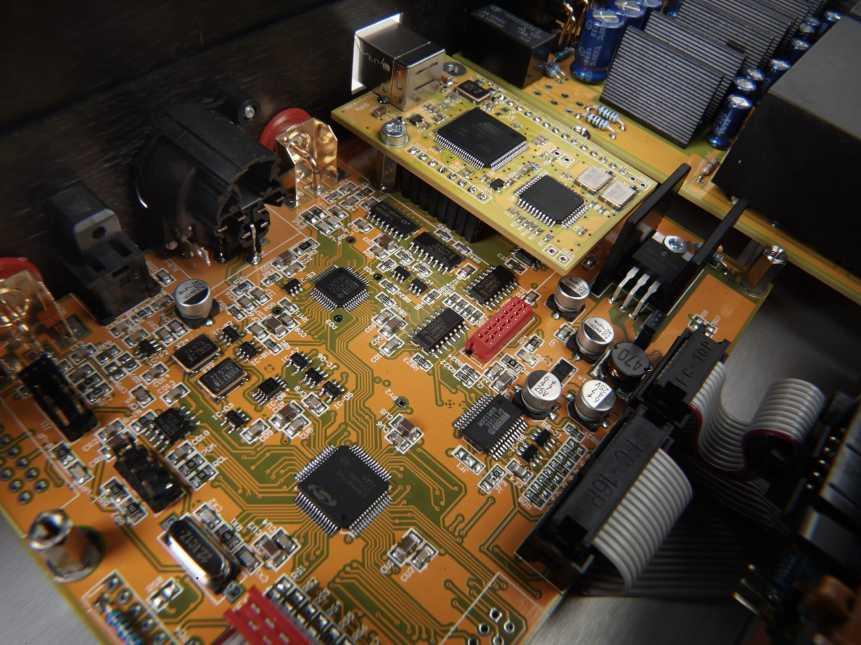 MCH6-REVO multikanálový modul 36 000 Kč s DPH mění SC-2 LN v high-endovém multikanálovém předzesilovači pro domácí kino Vstupy: 2 x 4 Analogové vstupy pro 2 Multikanálové rozšířené vstupy Výstupy: 1