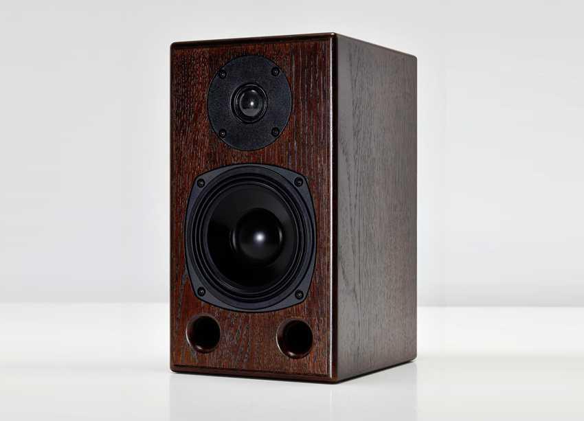 JOY - Joy & Jolly JOY bass-reflexová s předními reflexy, regalová masivní dub - barevné provedení: 21 990 Kč dub černá bílá coffee cognac metropolitan grey Inspirací pro tvorbu Joy byl nevídaný