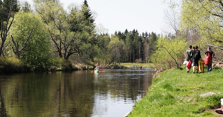 SPLOUVÁNÍ VLTAVY S VODÁCKÝM PRŮVODCEM ZA VLTAVSKOU DIVOČINOU Jedinečný způsob poznání Národního parku Šumava zažijete při splouvání řeky Vltavy PROČ S PRŮVODCEM NA VLTAVU?