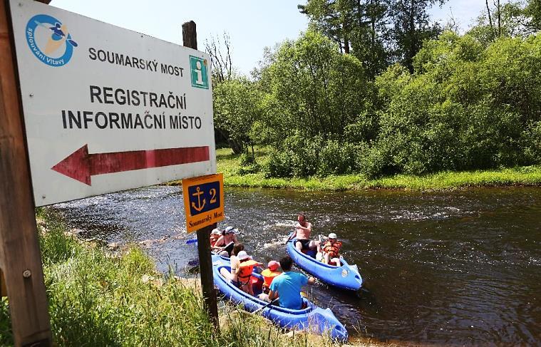 Samotná řeka i její okolí je domovem jinde vzácných druhů rostlin i živočichů. Mnohá tajemství z Vltavského luhu a ze Šumavy Vám odkryjí naši průvodci vltavskou divočinou.