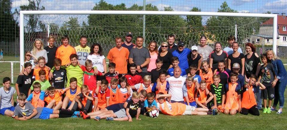 FK-SKALNÁ Ukončení sezony 2016/2017 mladších a starších žáků V sobotu 17. 6. proběhlo na hřišti ukončení soutěžního ročníku 2016/2017, kterého se účastnili mladí hráči se svými rodiči.