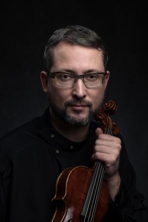 Úterý 12. prosince 2017 / malý sál KD / 19.00 hodin VÁNOČNÍ KONCERT ALEXANDER SHONERT - housle / NATALIA SHONERT - klavír www.shonert.com Alexander Shonert, houslista a pedagog, se narodil na Sibiři.
