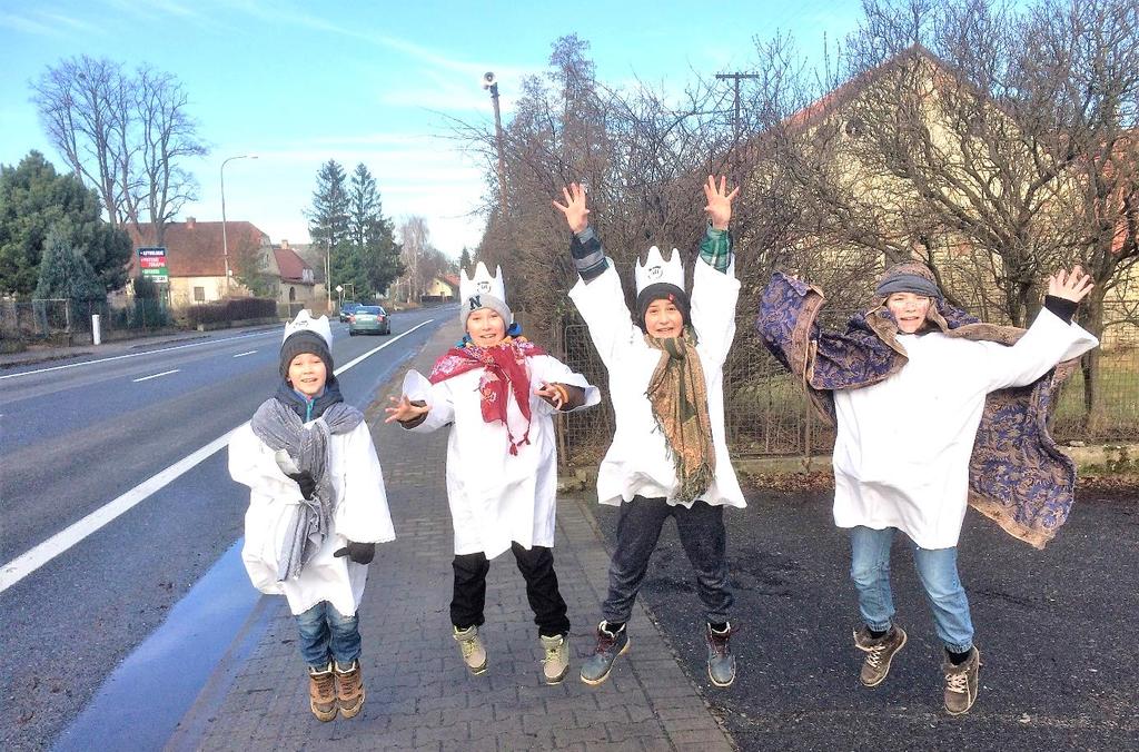 Proto vyhlašuji konkurz na koledníky a jejich doprovod. Děti, které koledovaly v Hrušové několik let odrůstají. Skupinky jsou poslepované pomocí dětí z okolních vesnic.