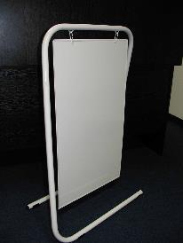 je připevněna volně visící informační deska Rozměry: 60x110 cm Rozměr desky: 50x85 cm Cena za rám i desku:
