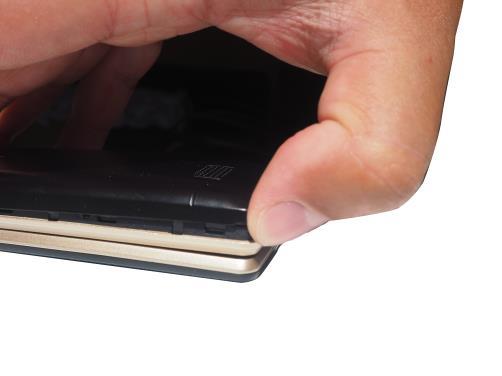 2. Stiskněte ukazovákem střed telefonu a vyloupněte tlakem palce nahoru kryt telefonu.