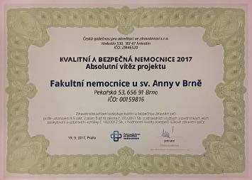 Petra Hoňka, náměstka ředitele VZP ČR pro zdravotní péči, převzal ředitel nemocnice Martin Pavlík, Jana Zvěřinová, náměstkyně pro ošetřovatelskou péči a Lenka Hamříková, vedoucí Oddělení řízení