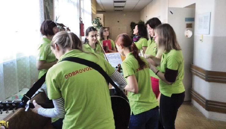 Drahokamy života. Barevná směsice osudů. Osudů jako na houpačce. V jednu chvíli veselých a ve chvíli následující veselých méně.