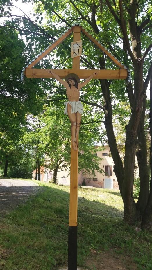 Původní kříž Současný kříž Cesta na ovčín Cesta svatých Po opravě přetrubnění potoka u pivovaru zůstaly nevyužité kameny z původního přetrubnění a tyto byly přesunuty