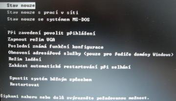 Pomocí kurzorových kláves na klávesnici (myš nebude fungovat) vyberte položku Poslední známá funkční konfigurace a poté stiskněte klávesu ENTER. Systém Windows XP se pokusí spustit.