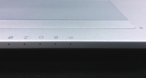 Čeština Průvodce Vašeho notebooku GIGABYTE Vrchní pohled 3 4 5 LED Indikátor webkamery Webkamera 3 Světelný senzor 4 x Mikrofon 5 Zapínací tlačítko 6 TouchPad 7 Tlačítko pro indikátor baterie 8 LED