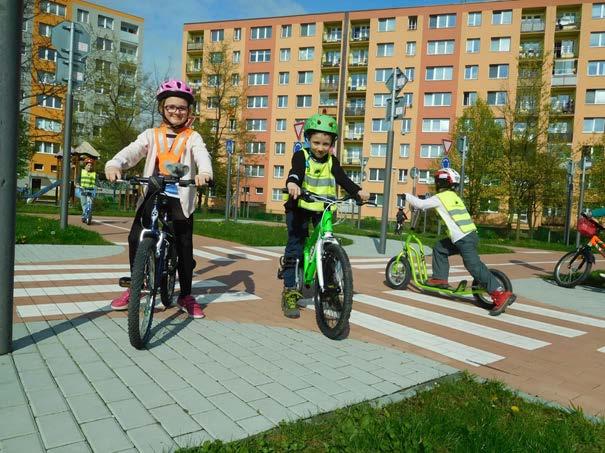Aktivity Klubu nadaných dětí v mateřské škole Cesta do lesa Veselá vařečka Svět je plný záhad Prkna, která znamenají svět Co