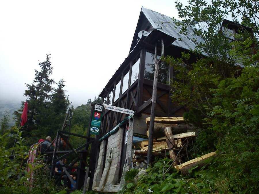 Jaskyňa Mŕtvych netopierov Jaskyňa Mŕtvych netopierov (JMN) dostala názov podľa množstva netopierích
