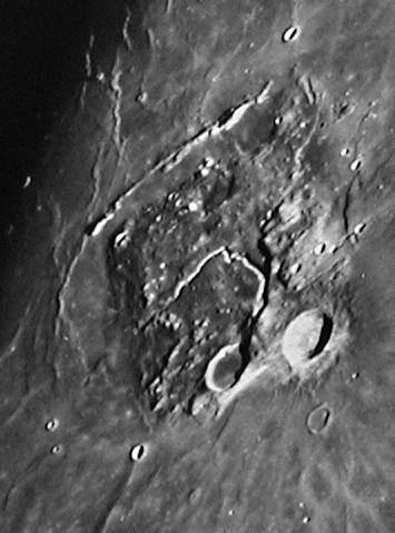 Vulkanismus na Měsíci: klikatá údolí Nejvýznamnějším představitelem je výrazné Schröterovo údolí (Vallis Schröteri) poblíž impaktního kráteru Aristarchus v Oceánu bouří.