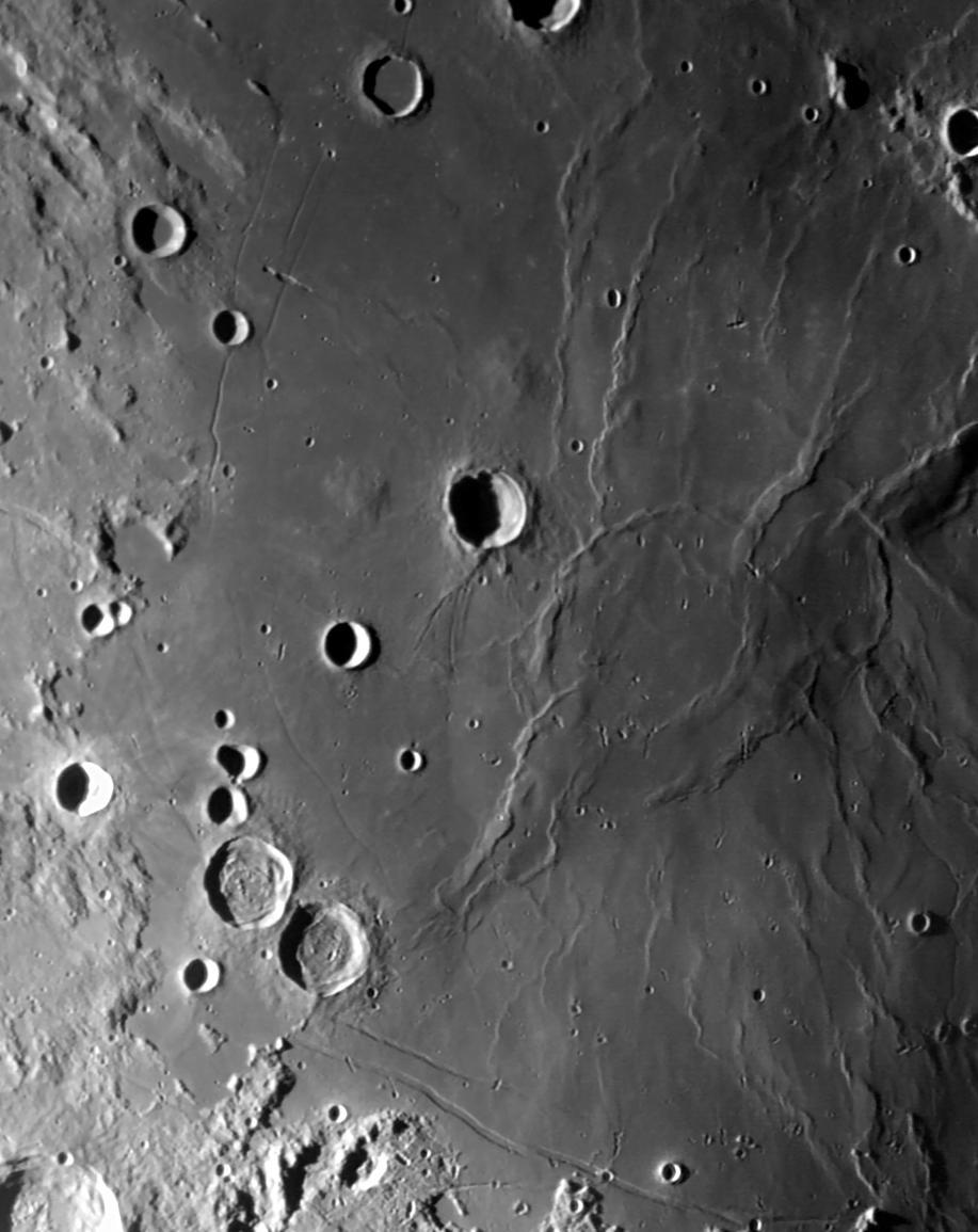 Vulkanismus na Měsíci: lunární dómy a mořské hřbety Kromě rozsáhlých příkrovů ztuhlé lávy, trhlin způsobených výstupem magmatu k povrchu nebo lávových koryt, můžeme na Měsíci rozeznat i místa, kudy