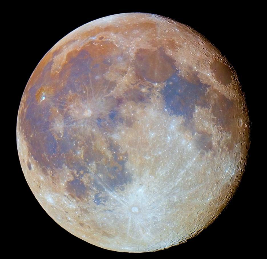 Jemné zabarvení, které na měsíčním povrchu pozorujeme, jsou způsobeny chemickým složením hornin jednotlivých povrchových oblasti.