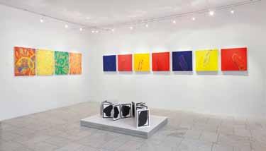 Vlevo Pohled do instalace výstavy Christian Hubert-Rodier a Sol LeWitt Vpravo Christian Hubert-Rodier Bez názvu 2000 Přátelský dialog na koloristické téma Výstavu Kateřiny Štenclové doplnila ve foyer