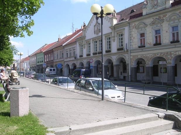 Trhové Sviny jsou menší městečko s malebným historickým centrem. Cílem tohoto dílčího projektu byla renovace veřejného osvětlení na hlavní náměstí.