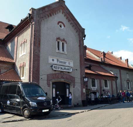 Naopak šrotování se odehrává nad varnou a sladový šrot samospádem padá přímo do kotle. Další technologickou zajímavostí je přívod piva přímo do výčepu. Délka celého pivovodu je zhruba 50 metrů.