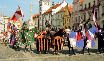 Plavba lodí po hladině rybníka Svět vás okouzlí nádhernými pohledy na město
