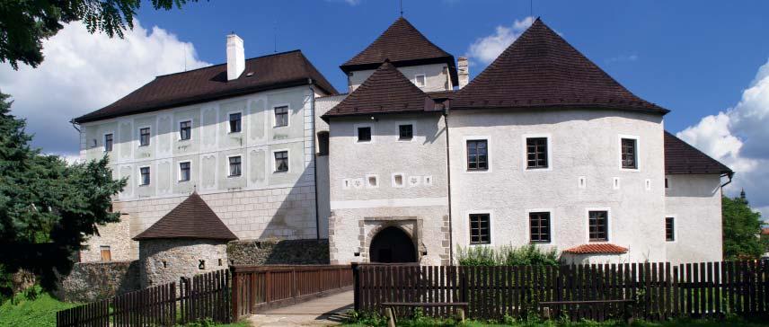 Obě expozice jsou umístěny do tvrze založené v polovině 13. století. Její návštěva, a tedy i prohlídka expozic, je možná v rámci organizovaných prohlídek s průvodcem.