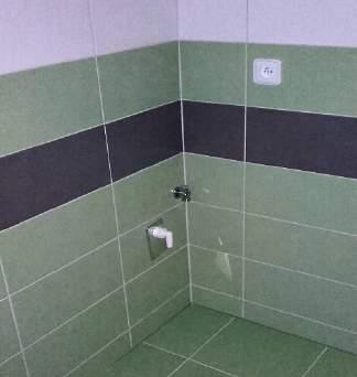 Rozvody vody Rozvody vody jsou v koupelnách a na WC vedeny ve skladbě hrubé podlahy a v drážkách v instalačních přizdívkách.