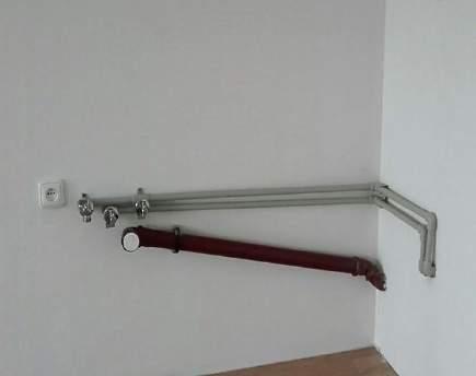 Rozvody kanalizace Rozvody kanalizace jsou v koupelnách a na WC vedeny v drážkách v přizdívkách.