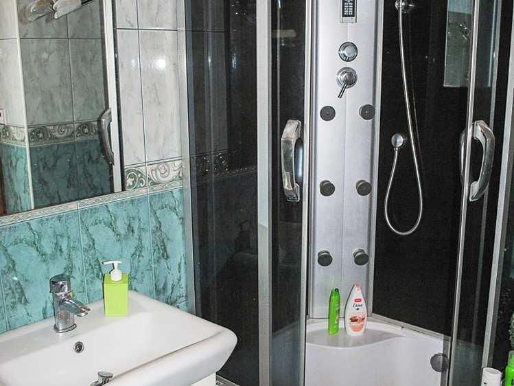Slovní popis Nabízíme prodej energeticky velmi úsporného rodinného domu s užitnou plochou 100 m2 na pozemku 1100 m2, která