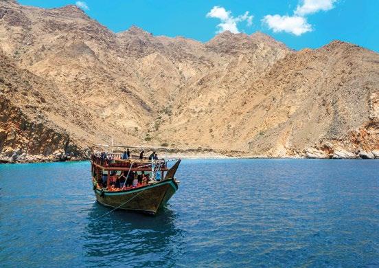 hranice do Ománu a v meste Dibba sa nalodíme na výletnú loď zvanú dhow. Pred začatím plavby máte možnosť malého občerstvenia priamo na lodi.