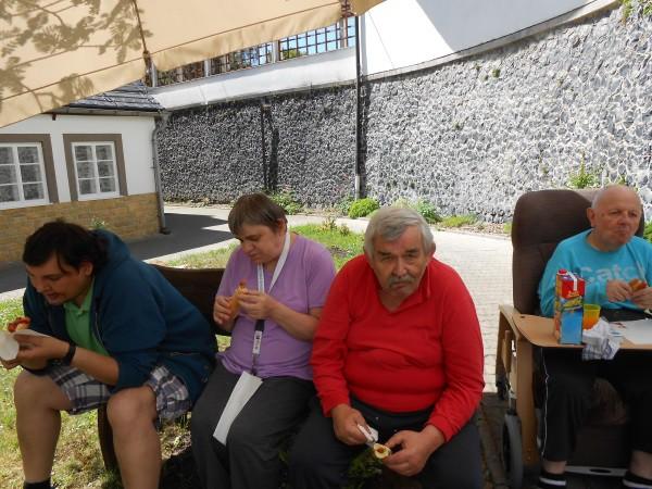 Pro naše uživatele jsme připravili posezení na zahrádce.