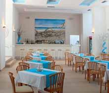 VYBAVENÍ A SLUŽBY HOTELU V hotelu je restaurace s barem, kde Vám připraví studené i teplé občerstvení, dobře udržovaná a příjemná zahrada s bazénem, dětským brouzdalištěm a malým dětským
