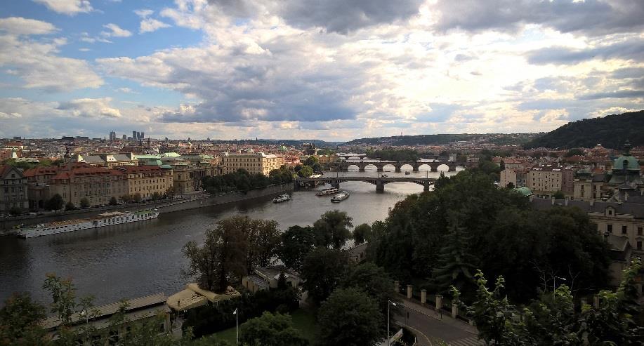 Letenskými sady na vyhlídkový bod nad Vltavou, ke kyvadlu.