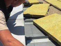 V kapitole Projekt na str. 13 jsou uvedeny doporučené vzdálenosti pro různé sklony střech.