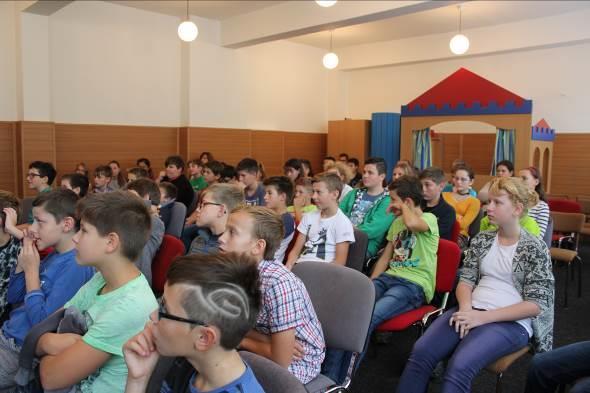 Vystoupení bylo alternativou k hudebním programům, jež se věnují klasickým akustickým nástrojům.