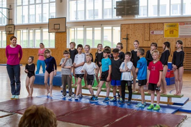 22. 5. 2017 - Vystoupení pro rodiče dětí z nepovinného předmětu Sportovní hry II V pondělí 22. 5. 2017 se konalo v tělocvičně naší školy vystoupení pro rodiče dětí, které chodí na nepovinný předmět Sportovní hry II.