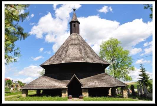 storočia, neskoro renesančná kazateľnica z roku 1654 s postavami evanjelistov, maľby apoštolov, obraz Svätého Juraja a ostatné domáce maľby.