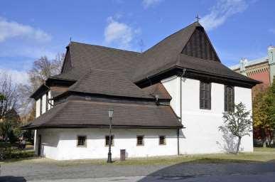 Z pôvodného kostola sa zachovali len neskoro renesančná krstiteľnica z roku 1690 a kamenné epitafy z roku 1688.
