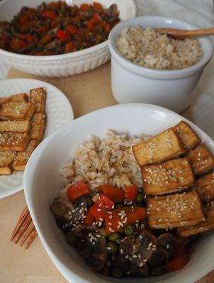 máslem Oběd: Tofu se zeleninou, hnědá