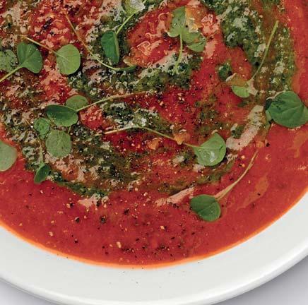 Polévka z pečených rajčat a papriky s omáčkou salsa verde / Vaření 55 minut Na 1 l / 4 porce 6 oválných rajčat podélně rozpůlených (550 g) 1 červená paprika bez semínek a nakrájená na silné proužky 1