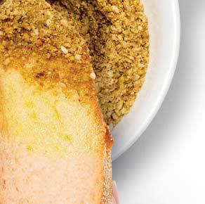 soli Olivový olej extra virgin na podávání Plátky křupavého chleba na podávání 45 g loupaných mandlí 35 g najemno nastrouhaný parmezán 75 g rukoly 2 stroužky česneku