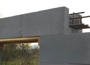 Vzdialenosť strmienkov je 150 mm. Hlavnú výstuž dôsledne stykujte presahom, príložkami alebo spájajte zváraním a to i v rohoch a napojeniach vencov. Predtým ju zbavte okují, nečistôt a korózie.