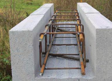 konštrukcie. Stropné nosníky môžete ukladať priamo na murivo (bez betónovej roznášacej vrstvy). Ukladajte ich ručne alebo pomocou mechanizmov, a to v module 600 mm, podľa výkresu skladby stropu.
