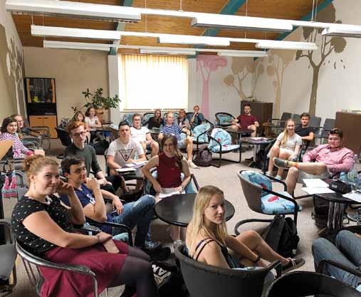 ŠKOLNÍ parlament Letos, stejně jako minulé roky, fungoval na našem gymnáziu studentský parlament, kde mají zástupci tříd možnost vyjádřit svůj názor k tématům týkajícím se školy.